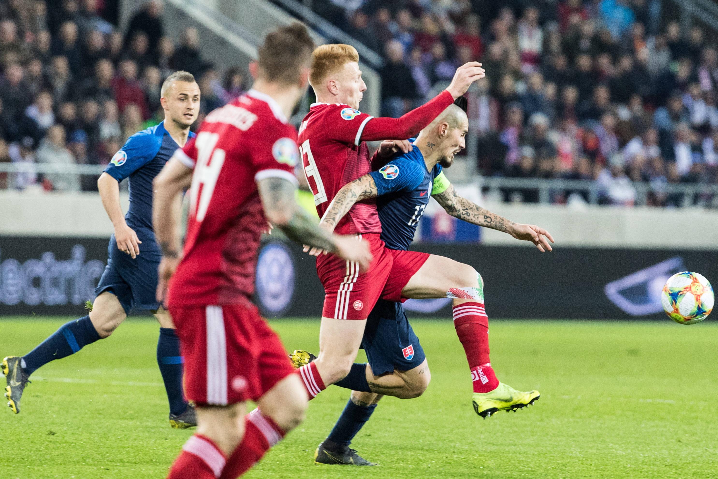 塞尔维亚队在欧预赛比赛中表现平平，仍有进步空间()