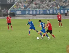 多特蒙德新援表现出色，球迷期待他在接下来的比赛中发挥()