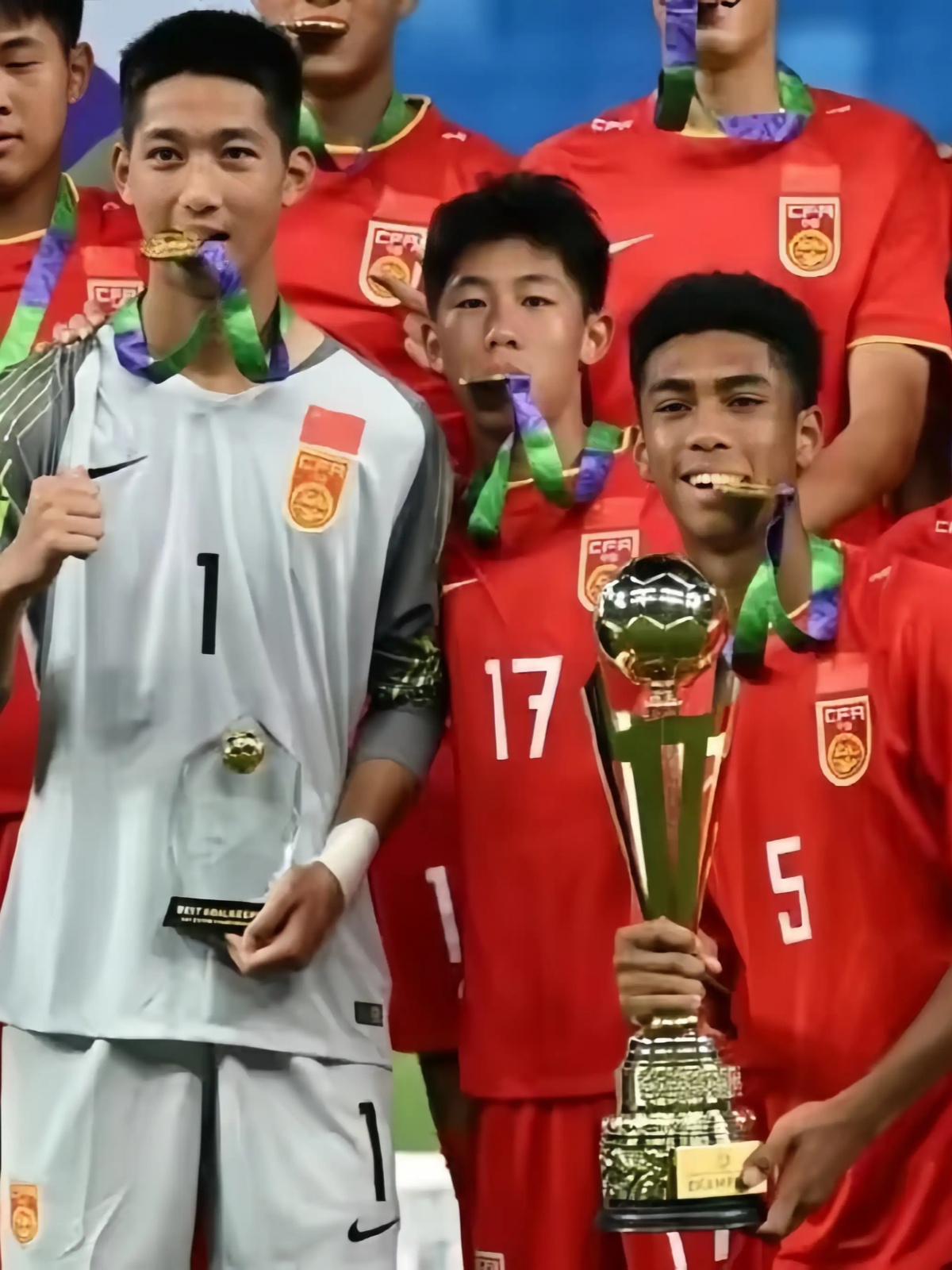 国际足球赛场上，中国队实力抢镜()