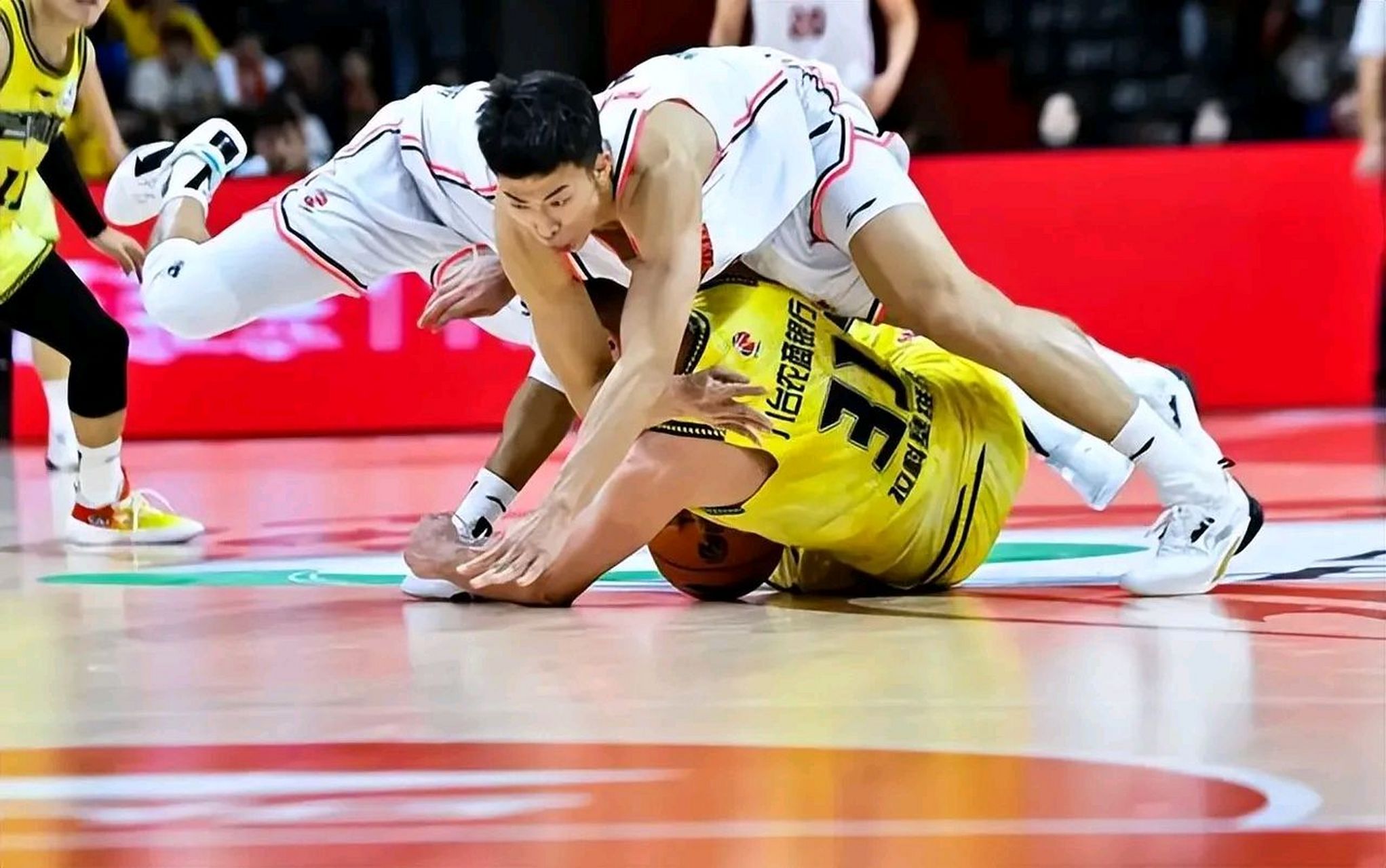 吉林队在最新比赛中最终取得惊险胜利()