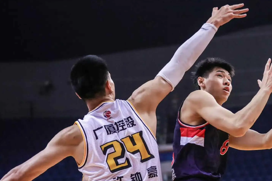 取得关键胜利，某队晋级比赛下一轮()