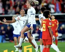 多国球队争锋摆阵：女足冠军赛火热展开()