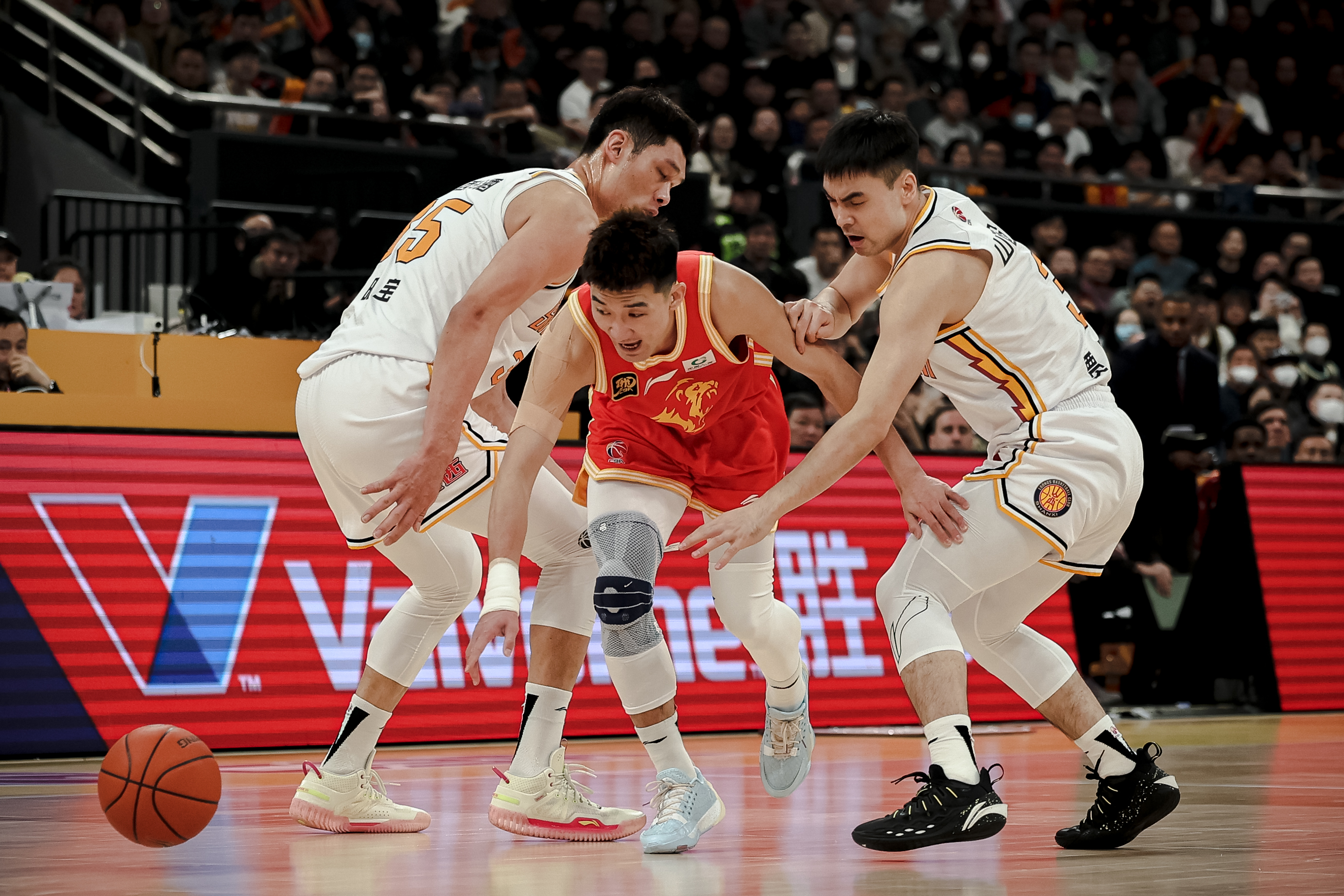 球场风云！NBA比赛中球队实力较量()