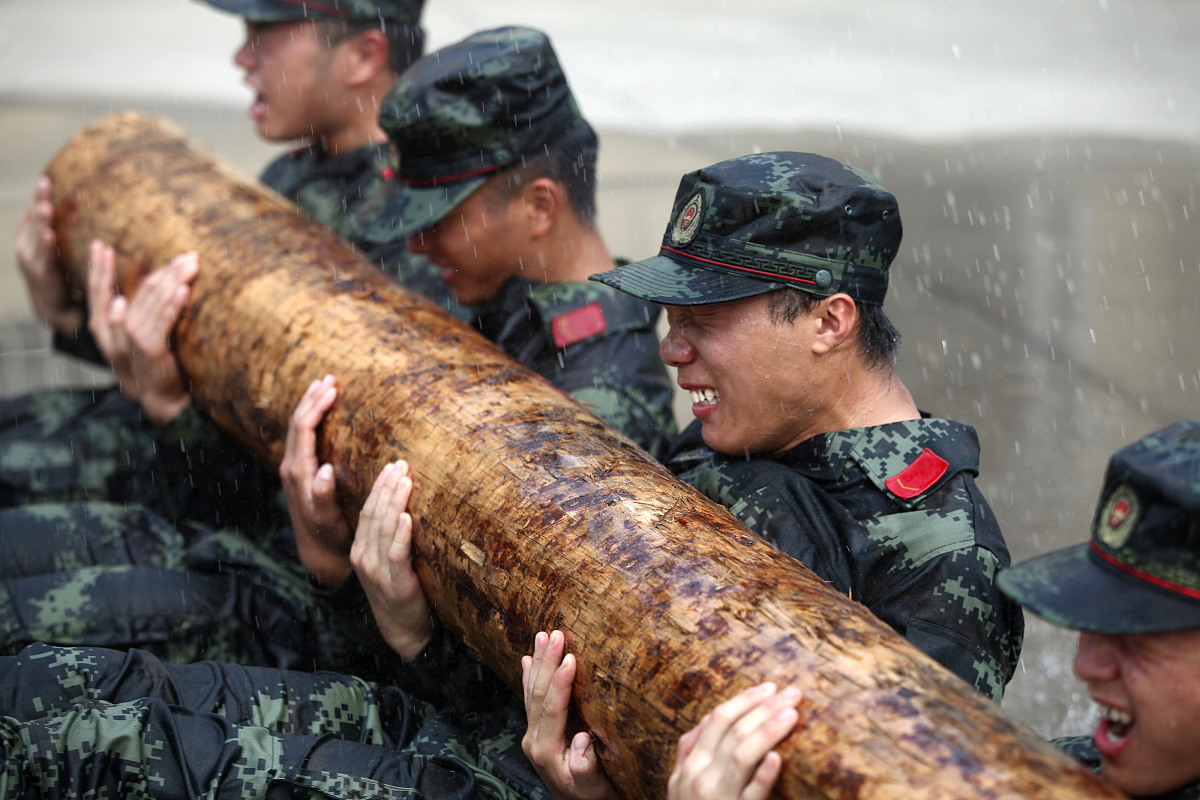 防线整齐作战，硬核防守令人惊叹(试述防守不持球队员的原则)