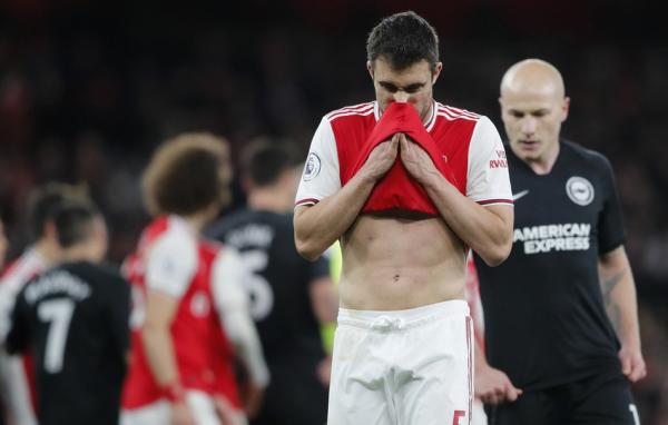 阿森纳门将雷诺遭遇连续失误，备受质疑()