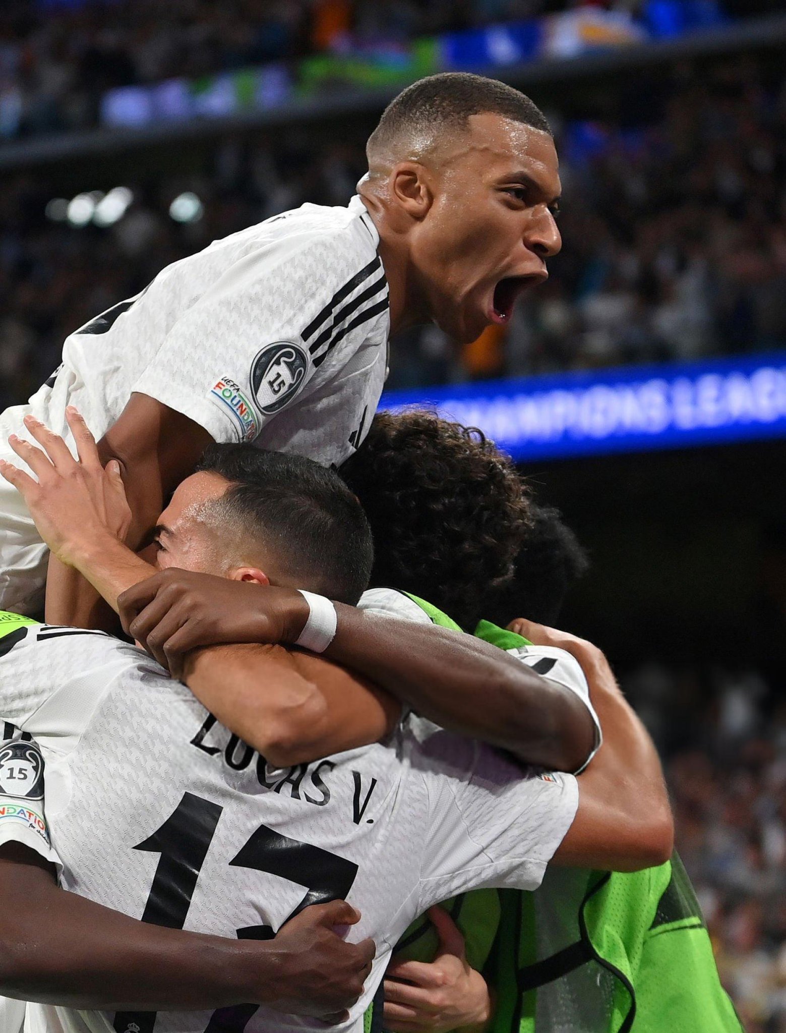 角逐激烈！欧预赛中的对抗焦点激荡人心(激烈的角逐换一种说法)