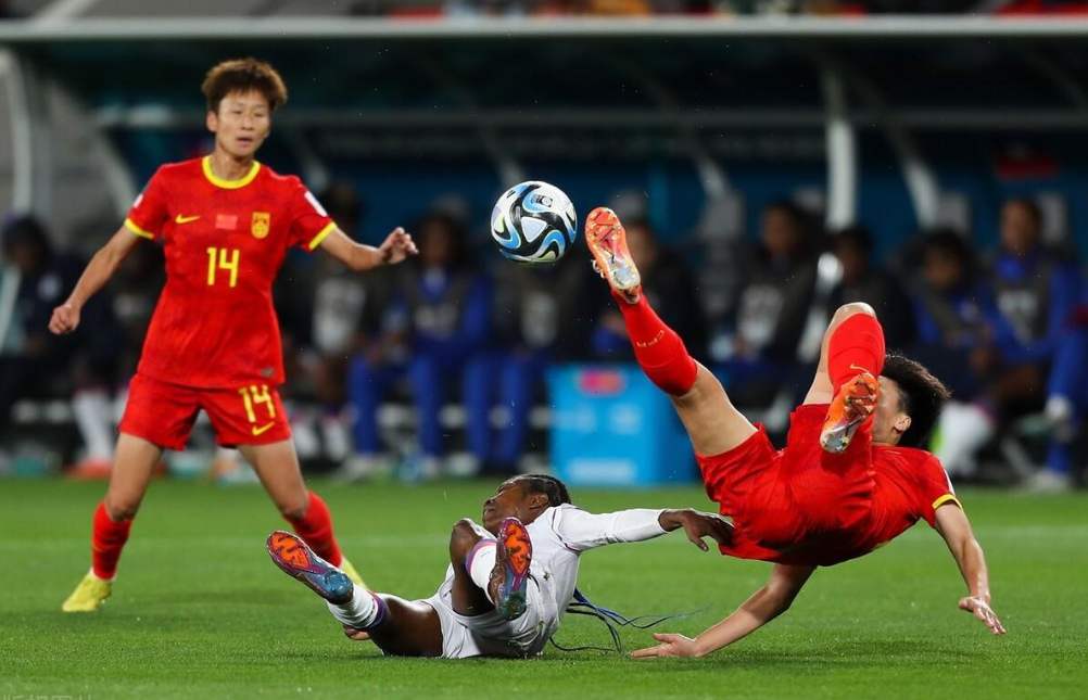 法国杯比赛中惊人的勺子点球引发门将愤怒