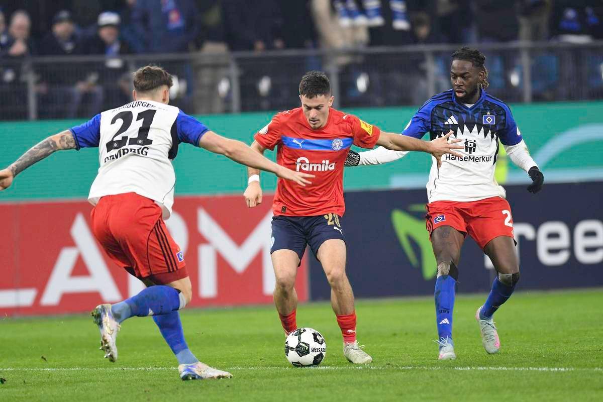 利兹联主场迎战埃弗顿，双方实力对比如何？()